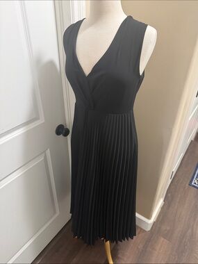 STUNNING NWT Vince Black V-Neck Pleated Midi Dress